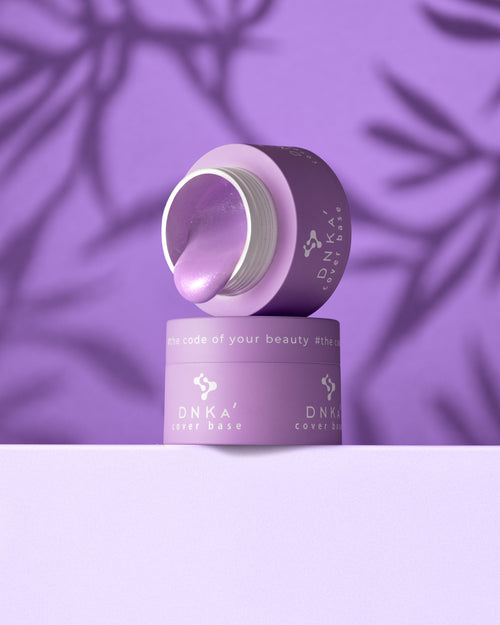 DNKa' BUILDER GEL NEW FORMULA #0008 PEONIES 15ML en envase morado con gel brillante, ideal para manicura profesional uñas.