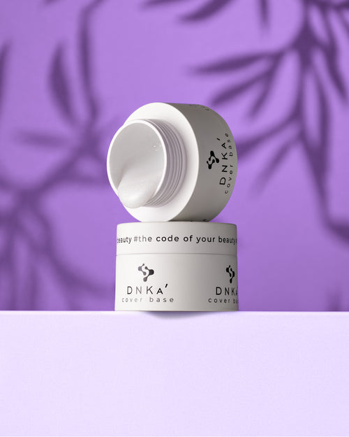 DNKa' BUILDER GEL NEW FORMULA #0009 ICE KISS 15ML en fondo morado, ideal para manicura profesional uñas.